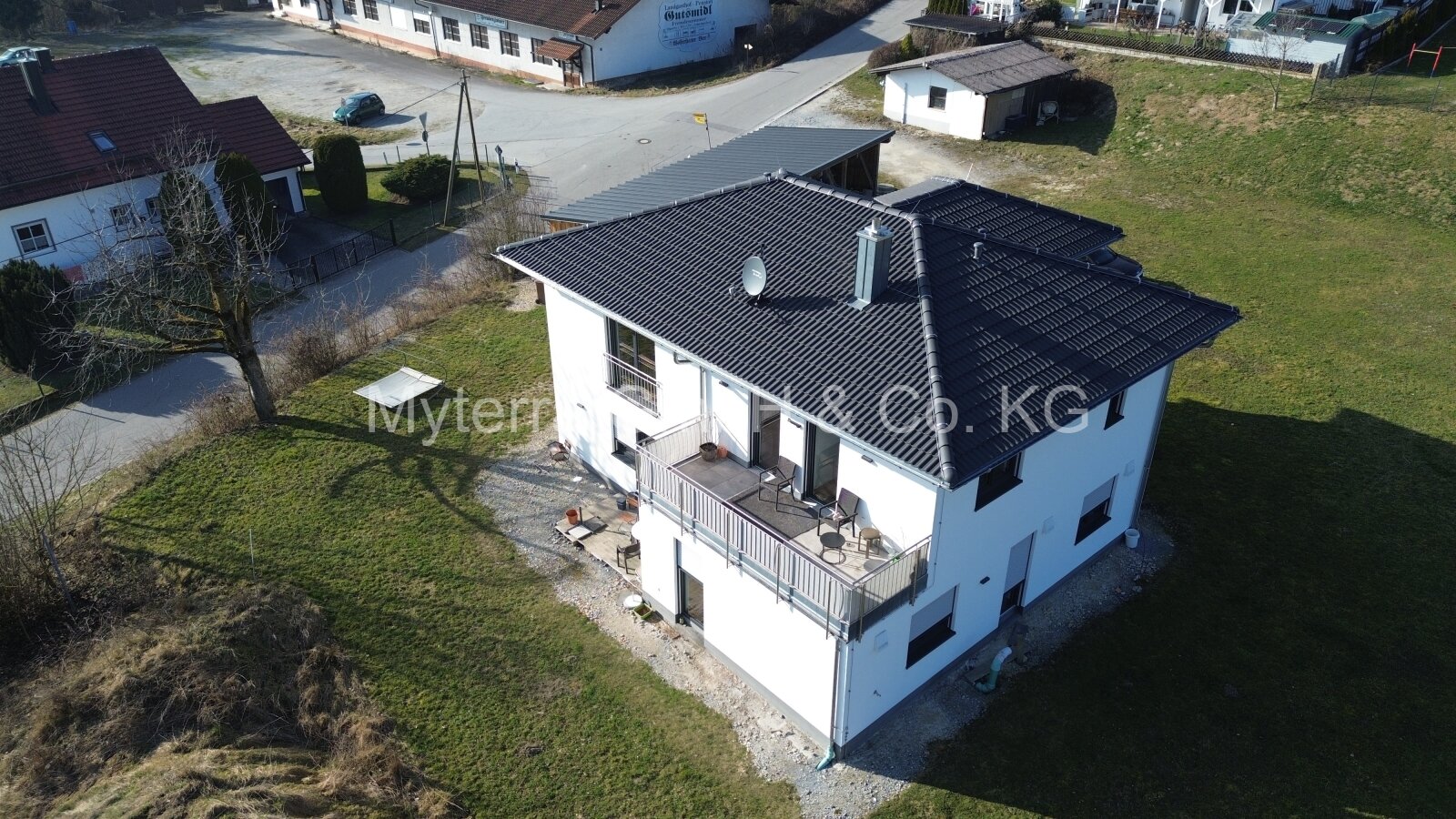 Modernes Mehrgenerationenhaus mit 3 Wohneinheiten & großem Grundstück in Alkofen