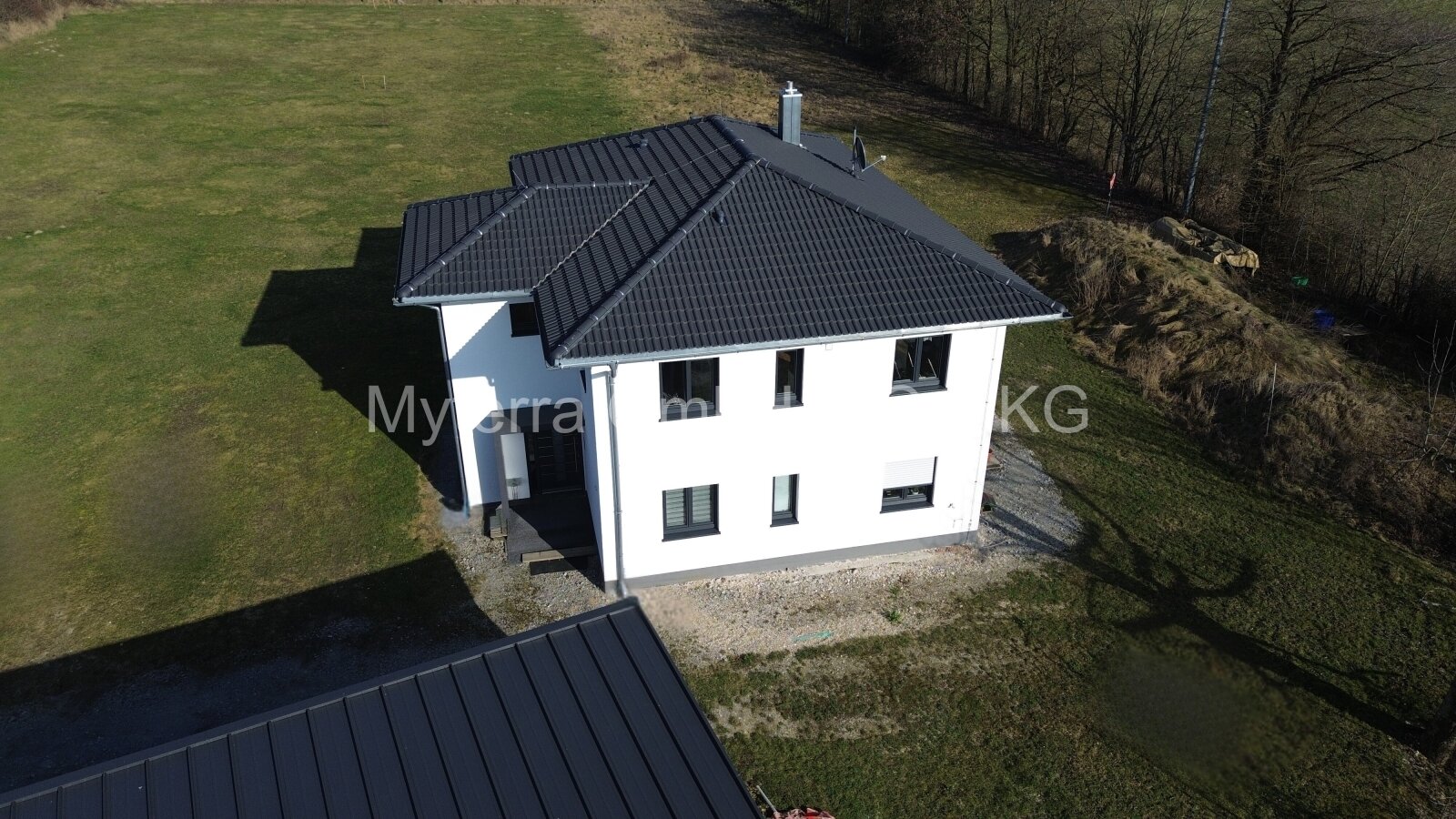 Modernes Mehrgenerationenhaus mit 3 Wohneinheiten & großem Grundstück in Alkofen