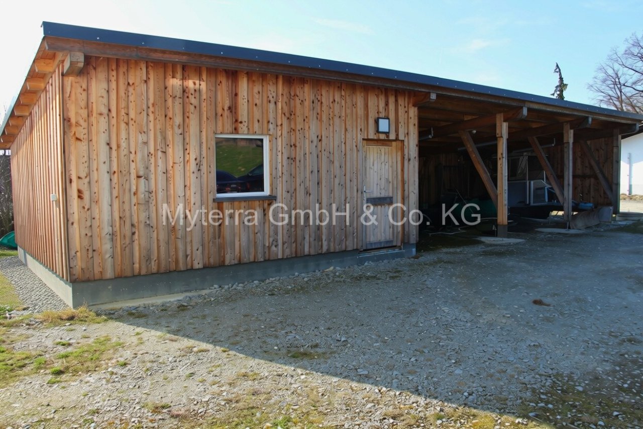 Massiver Carport-Komplex (3 Stellplätze) mit integrierter Werkstatt Massiver Carport-Komplex (3 Stellplätze) mit integrierter Werkstatt